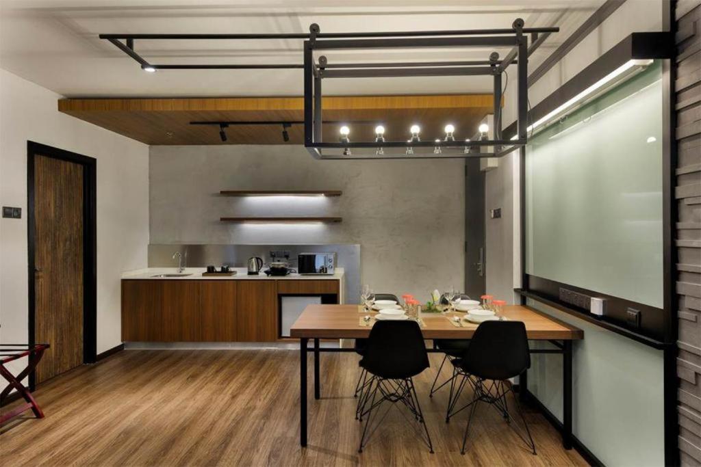 Exclusive Business Suite @ M Summit 191 George Town Buitenkant foto
